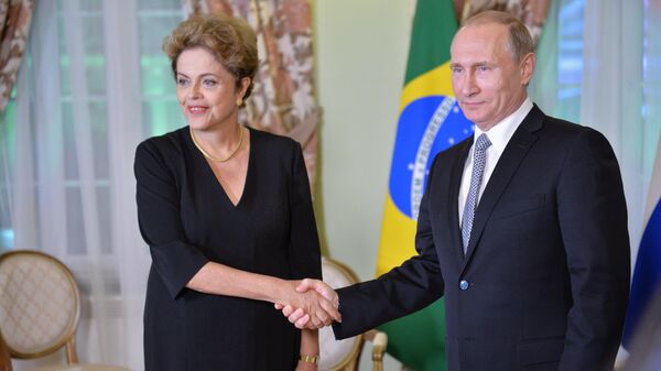 Vladimir Putin e Dilma Rousseff durante a reunião no âmbito da cúpula dos BRICS em Ufá - Sputnik Brasil