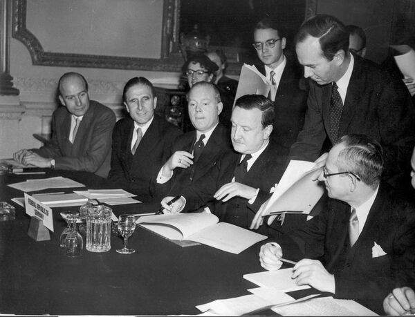 27 de Fevereiro de 1953. Acordo de Londres sobre as Dívidas Alemãs. Entre os países que perdoaram 50% da dívida alemã estão a Espanha, Grécia e Irlanda. - Sputnik Brasil