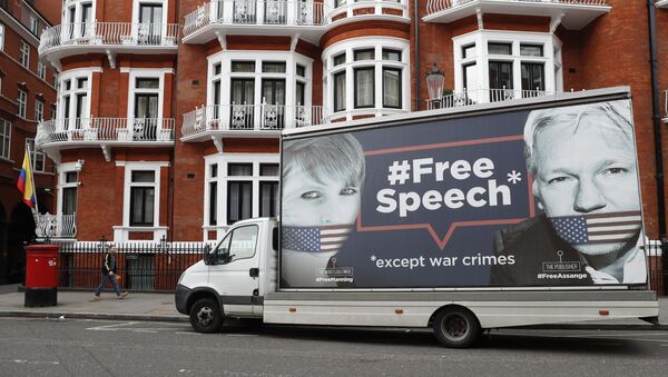 Uma vã com o poster escrito liberdade de expressão - à exceção de crimes de guerra e com as imagens do jornalista Julian Assange e delatora Chelsea Manning, em Londres, em abril de 2019 - Sputnik Brasil