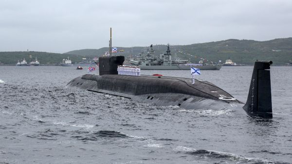 Submarino russo Yuri Dolgoruky durante celebração naval em Severomorsk (foto de arquivo) - Sputnik Brasil