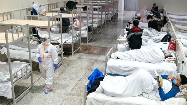 Médicos em trajes de proteção atendem pacientes em um hospital improvisado em Wuhan, província de Hubei, China, 5 de fevereiro de 2020 - Sputnik Brasil