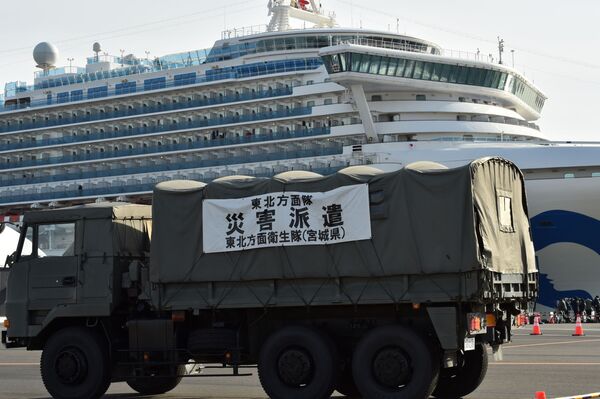 Corpo de Defesa de Saúde do Japão entra na área restrita, próxima ao navio de cruzeiro Diamond Princess, ancorado no porto de Yokohama, no Japão - Sputnik Brasil