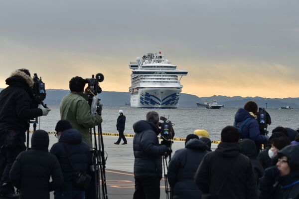 O navio de cruzeiro Diamond Princess chega no porto de Yokohama com mais de 3.700 passageiros a bordo - Sputnik Brasil