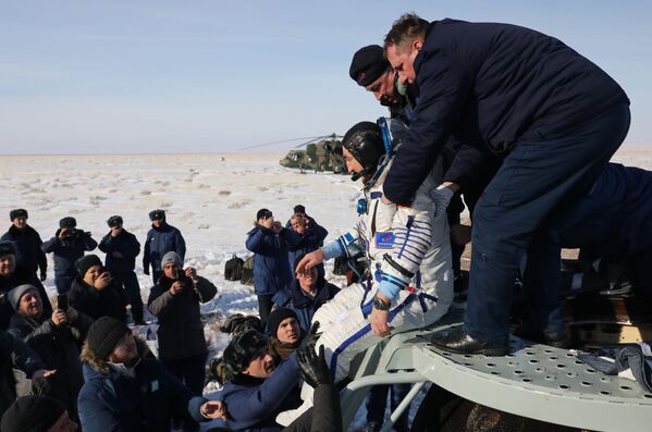 Cosmonauta russo Aleksandr Skvortsov depois de aterrissagem da espaçonave russa Soyuz MS-13 no Cazaquistão - Sputnik Brasil