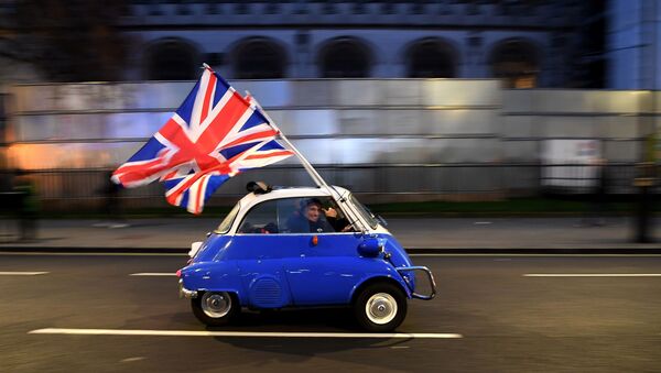 Homem comemora Brexit a bordo de um carro com bandeiras do Reino Unido na data da saída do país da União Europeia - Sputnik Brasil