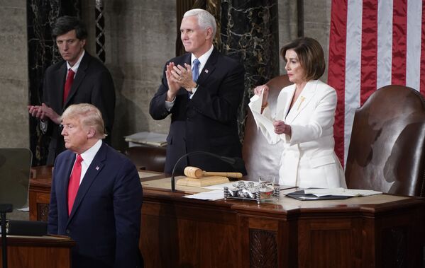 Presidente da Câmara de Representantes dos EUA, Nancy Pelosi, rasga folhas com o discurso do presidente dos EUA, Donald Trump, ao lado do vice-presidente do país, Mike Pence, no Capitólio de Washington - Sputnik Brasil