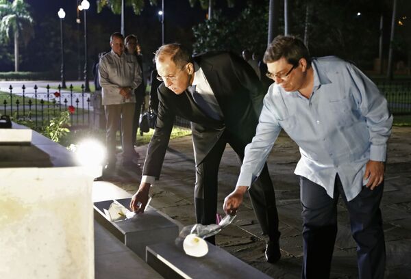 Chanceler russo, Sergei Lavrov, com seu homólogo cubano, Bruno Rodríguez Parrilla, colocando flores no cemitério de Santa Ifigênia, em Cuba - Sputnik Brasil