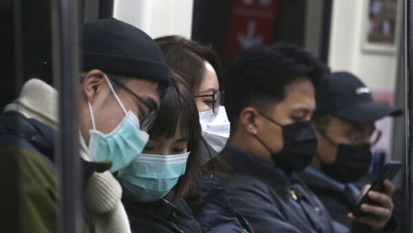 Moradores de Taiwan usam máscaras protetoras em estação de trem em Taiwan, em 9 de fevereiro de 2020 - Sputnik Brasil