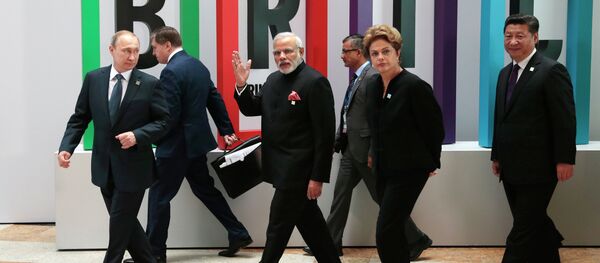 From left in front row: Russian President Vladimir Putin, Indian Prime Minister Narendra Modi, Brazilian President Dilma Rousseff, Chinese President Xi Jinping walk for a plenary session during the summit in Ufa, Russia, Thursday, July 9, 2015 - Sputnik Brasil
