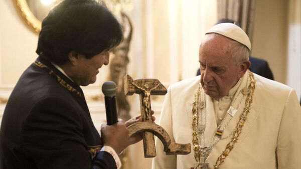 Evo Morales presenteia o Papa Francisco com o Cristo crucificado na foice e no martelo. - Sputnik Brasil