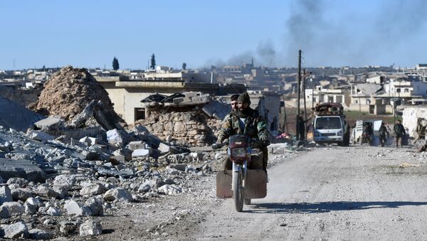 Membro do exército sírio dirige em vilarejos retomados ao sudeste da província de Idlib, em 25 de janeiro de 2020 - Sputnik Brasil