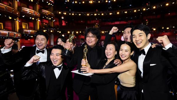 Diretor sul-coreano Bong Joon Ho e o elenco do filme Parasita posam na 92ª edição do Oscar em Hollywood, Los Angeles, 9 de fevereiro de 2020 - Sputnik Brasil