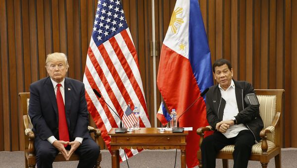 Presidente dos EUA, Donald Trump, em conversa com o presidente Filipino, Rodrigo Duterte, durante um encontro bilateral, 13 de novembro de 2017 - Sputnik Brasil