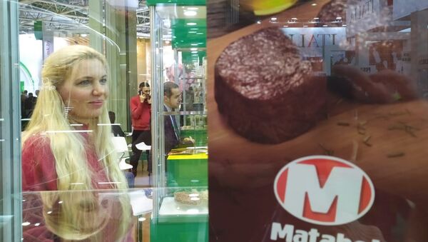 Tradutora recebe clientes russos no estande do Brasil na feira de alimentos Prodexpo, em Moscou, na Rússia, em 12 de fevereiro de 2020 - Sputnik Brasil