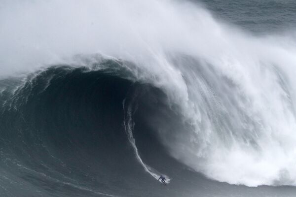 Kai Lenny do Havaí pega uma onda em Nazaré, Portugal - Sputnik Brasil