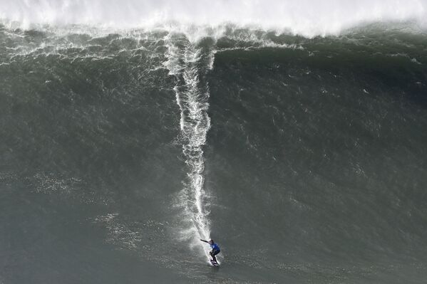 Kai Lenny demonstra suas habilidades no evento esportivo Tow Surfing Challenge - Sputnik Brasil