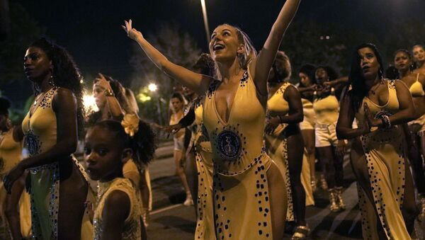 Dançarinos participam de ensaio da escola de samba Paraíso do Tuiuti no Rio de Janeiro, Brasil - Sputnik Brasil