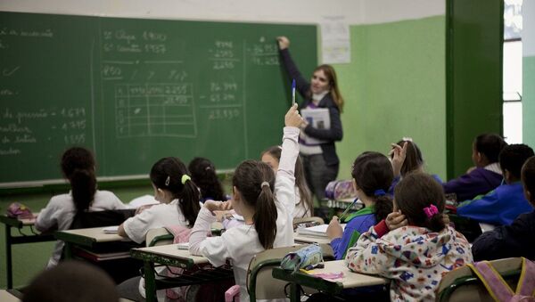 Professora dando aula em escola de São Paulo - Sputnik Brasil