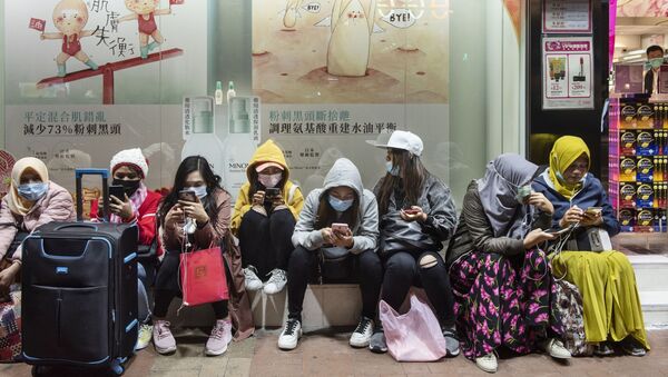Mulheres usando máscaras em rua de Hong Kong - Sputnik Brasil