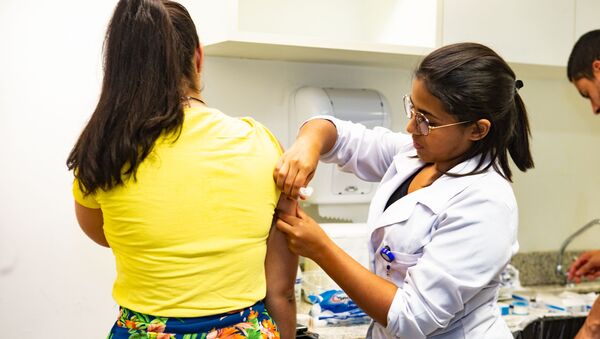 Sistema Único de Saúde faz mutirão de vacinação contra o sarampo - Sputnik Brasil