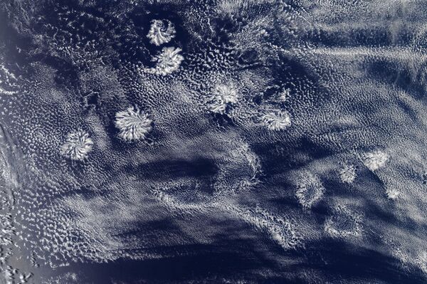 NASA mostra FOTO de nuvens com forma de pompons de algodão impossíveis de se ver do solo - Sputnik Brasil