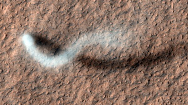 Redemoinho de poeira registrado em superfície de Marte em 2012 de 20 quilômetros de altura - Sputnik Brasil