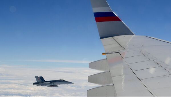 Caça F/A-18 Hornet da Força Aérea da Suíça acompanha o avião da delegação russa (imagem referencial) - Sputnik Brasil