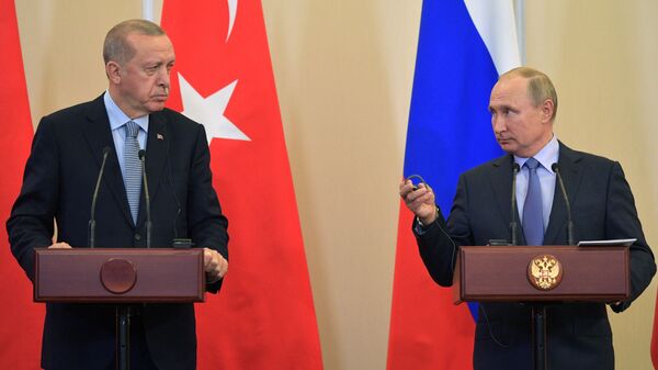 Presidente da Turquia, Recep Tayyip Erdogan (à esquerda) e o presidente da Rússia, Vladimir Putin, em conferência de imprensa após encontro em outubro de 2019 - Sputnik Brasil