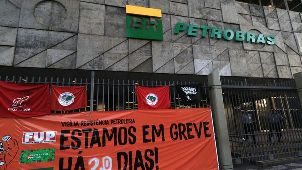 Greve: protesto na fachada da Petrobras no Rio de Janeiro - Sputnik Brasil