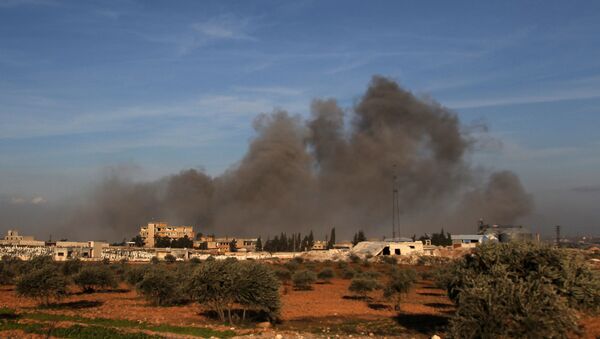 Fumaça sube após ataque aéreo relatado perto de ponto de observação militar turco na cidade síria de Idlib, 20 de fevereiro de 2020 - Sputnik Brasil