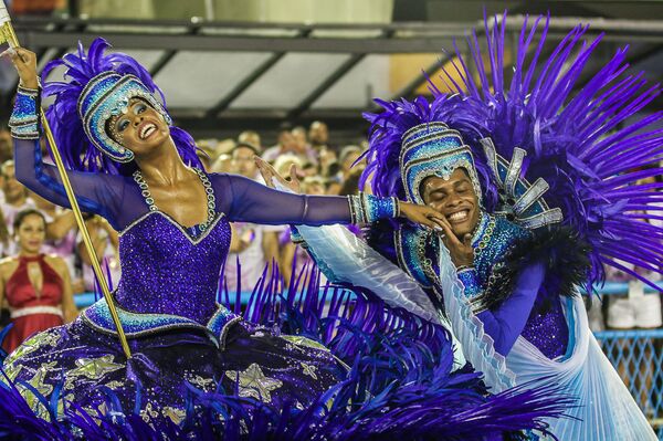 Sátira política e homenagens históricas marcam 1ª noite de desfiles na Sapucaí - Sputnik Brasil