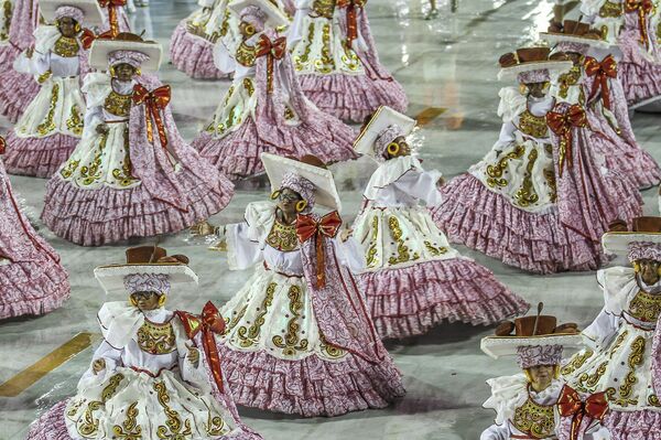 Sátira política e homenagens históricas marcam 1ª noite de desfiles na Sapucaí - Sputnik Brasil