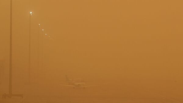 Tempestade de areia em aeroporto - Sputnik Brasil