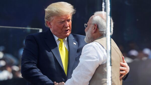 Presidente dos EUA, Donald Trump, cumprimenta o primeiro-ministro indiano, Narendra Modi, durante evento organizado no estádio Gujarat, em Ahmedabad, na Índia, em 24 de fevereiro de 2020 - Sputnik Brasil