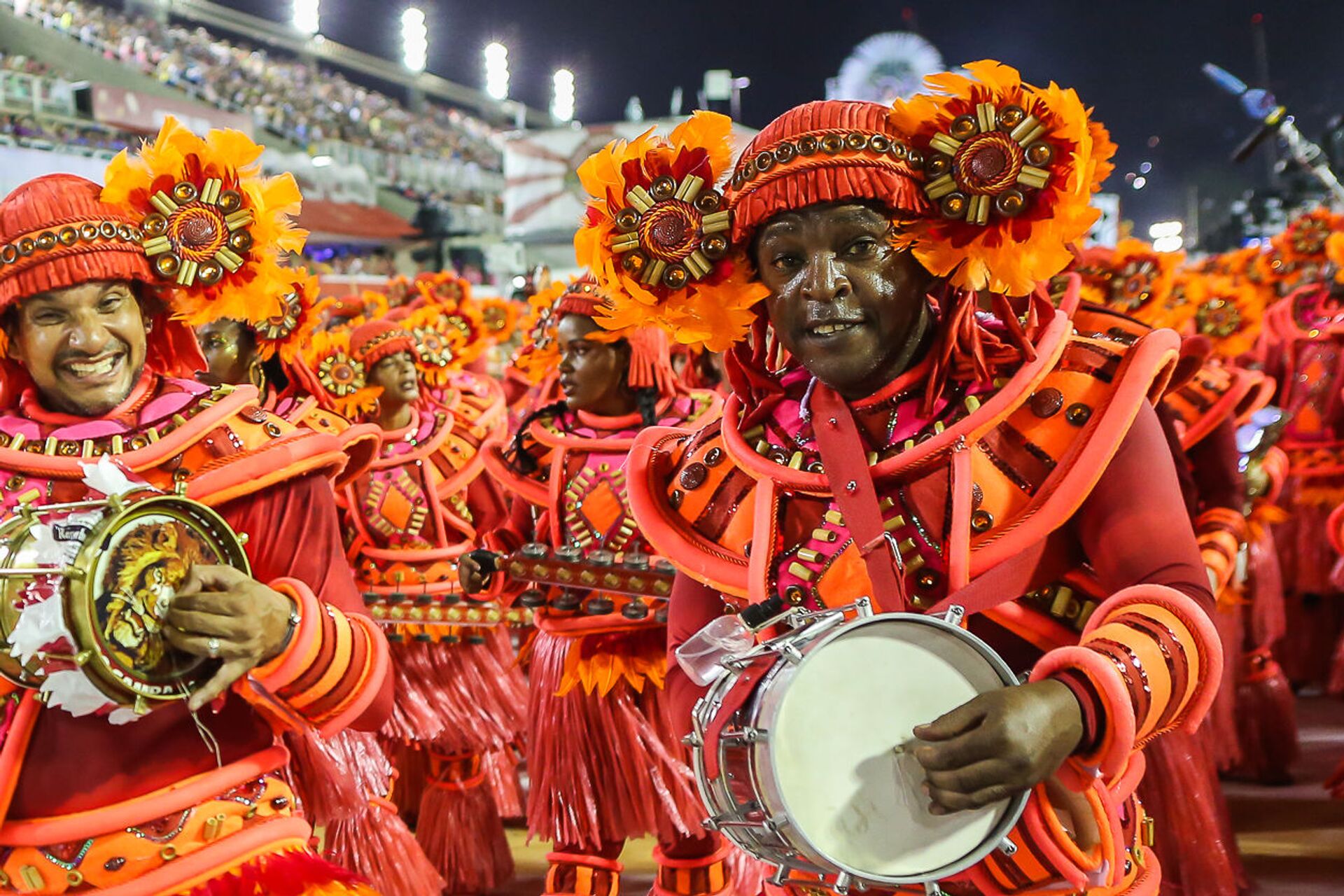 Membro da bateria da Estácio durante desfile do Grupo Especial no carnaval de 2020.