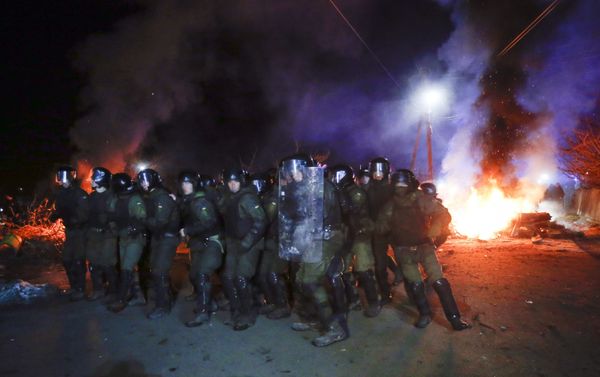 Polícia ucraniana tenta conter manifestantes que formaram barricadas na entrada da cidade de Novi Sarzhany, para impedir a entrada de pessoas evacuadas da cidade chinesa de Wuhan, em 20 de fevereiro de 2020 Polícia ucraniana tenta conter manifestantes que formaram barricadas na entrada da cidade de Novi Sarzhany, para impedir a entrada de pessoas evacuadas da cidade chinesa de Wuhan, em 20 de fevereiro de 2020 - Sputnik Brasil