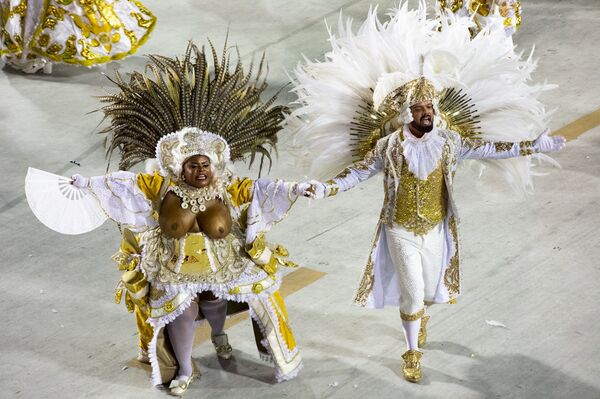 Equilíbrio e crítica social marcam 2ª noite de desfile do Grupo Especial na Sapucaí - Sputnik Brasil