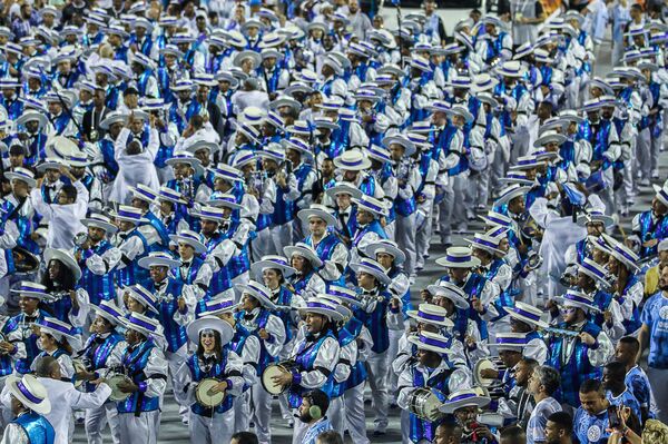 Equilíbrio e crítica social marcam 2ª noite de desfile do Grupo Especial na Sapucaí - Sputnik Brasil