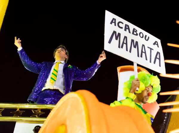 Equilíbrio e crítica social marcam 2ª noite de desfile do Grupo Especial na Sapucaí - Sputnik Brasil