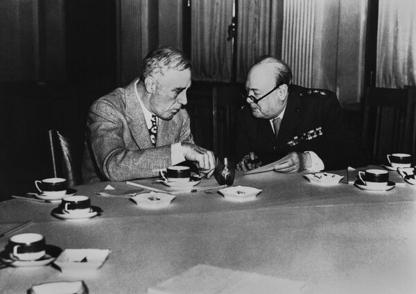 Reino Unido temia que URSS descobrisse seus contatos secretos com Hitler, revelam novos documentos Reino Unido temia que URSS descobrisse seus contatos secretos com Hitler, revelam novos documentos - Sputnik Brasil
