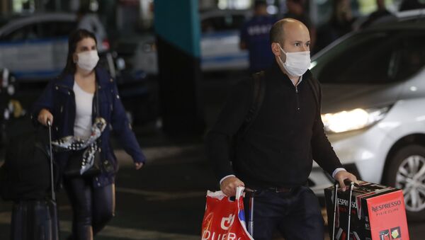 Passageiros com máscaras em aeroporto de São Paulo (foto de arquivo) - Sputnik Brasil