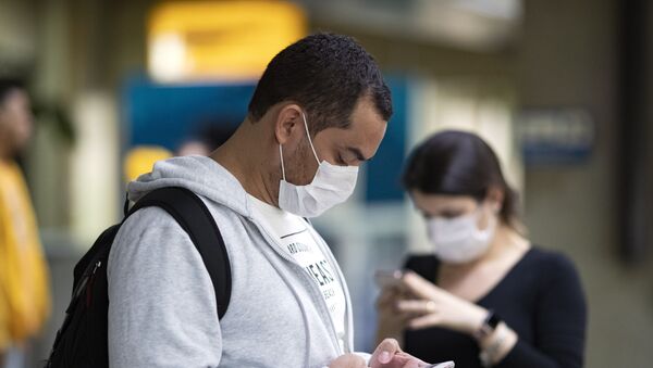 Pessoas usam máscaras para se proteger da propagação do coronavírus - Sputnik Brasil