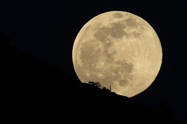 Cientistas fornecem nova explicação para estranha assimetria da Lua Cientistas fornecem nova explicação para estranha assimetria da Lua - Sputnik Brasil