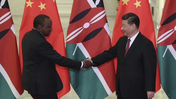Encontro entre o presidente chinês, Xi Jinping (à direita) e o presidente queniano, Uhuru Kenyatta (à esquerda) em Pequim (foto de arquivo) - Sputnik Brasil
