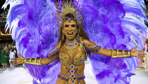 Dançarina da escola de samba da Mangueira durante o Carnaval carioca - Sputnik Brasil