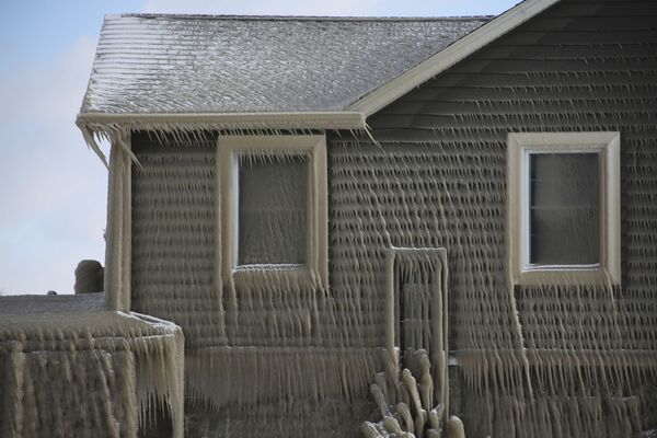 Casa em Hoover Beach coberta de gelo formado pelos ventos fortes e ondas do lago Erie, no estado americano de Nova York - Sputnik Brasil