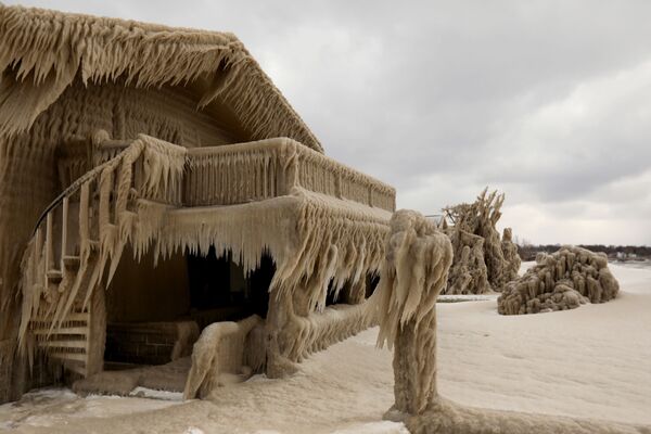 Gelo formado por cima de uma casa durante nevasca em Hamburg, no estado americano de Nova York - Sputnik Brasil
