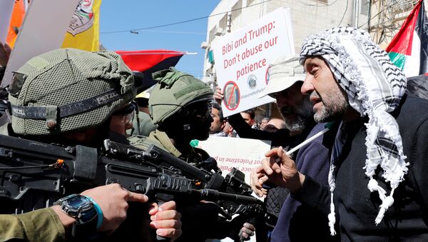 Manifestantes palestinos discutem com forças israelenses durante protesto na Cisjordânia, em 28 de fevereiro de 2020 - Sputnik Brasil