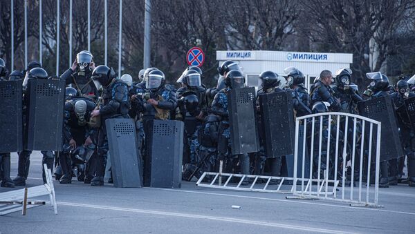 Polícia se prepara para intervir em protesto em Bishkek, capital do Quirguistão  - Sputnik Brasil