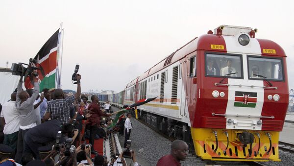 Trem de linha ferroviária construída pela China no Quénia - Sputnik Brasil
